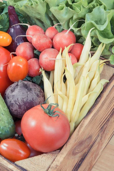 Friska Mogna Grönsaker Trälåda Källa Naturliga Vitaminer Och Mineraler — Stockfoto