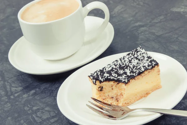 新鲜的自制芝士蛋糕和一杯加牛奶的咖啡 美味的甜点 — 图库照片