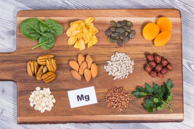 Magnezyum, diyet lifleri ve diğer vitaminler ve mineraller içeren besleyici sağlıklı yiyecekler