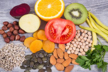 Doğal potasyum, K vitamini, mineraller ve beslenme lifleri içeren sağlıklı besleyici yiyecekler.