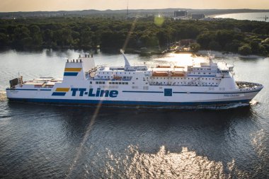 Swinoujscie, Batı Pomeranya - 13 Temmuz 2022: Swinoujscie 'deki deniz fenerinden yolcu ve araba feribotu Nils Dacke' nin gün batımında Swinoujscie 'den İsveç' teki Trelleborg 'a yelken açması. Baltık Denizi 'nden Nakliye
