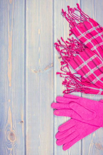 ヴィンテージ写真 ウールの手袋と古いボード上の女性のためのショール 秋や冬の暖かい服 女性のアクセサリー テキストのためのコピースペース — ストック写真