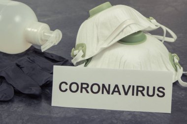 Alkol dezenfektanı ve koruyucu maske N95. Coronavirus covid-19 koruma önlemleri. Çin Coronavirüs salgını romanı. 2019-nCoV