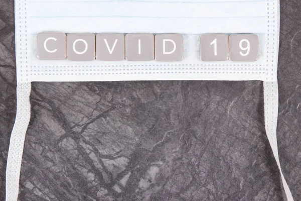 Inskripsi Covid Dengan Masker Bedah Atau Pelindung Novel Coronavirus Wabah — Stok Foto