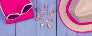 Güneş şeklinde deniz kabukları, güneş gözlüğü ve hasır şapka. Yaz ve dinlenme zamanı için aksesuarlar