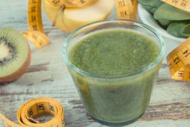 Ispanak, elma ve kividen taze hazırlanmış kokteyl. Kaynak vitaminler ve mineraller. Zayıflama ve sağlıklı beslenme