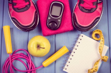 Şeker seviyesini ölçmek için glukometre, spor ayakkabısı ve spor için aksesuar. Diyabet ve sağlıklı spor yaşam tarzları