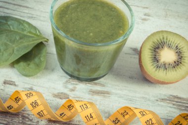 Kaynak vitamin ve mineral olarak ıspanak, elma ve kividen taze hazırlanmış kokteyl. Zayıflama ve sağlıklı beslenme