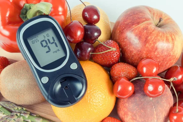 Glükométer Mért Cukorszinttel Friss Érett Természetes Gyümölcsökkel Zöldségekkel Egészséges Ásványi — Stock Fotó