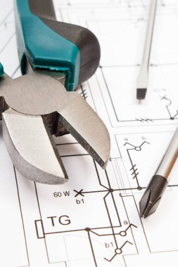 Metal pense ve elektrikli inşaat diyagramları olan tornavida. Ev konsepti inşa ediliyor