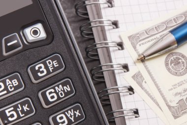 Farklı yerlerde nakit ödemeler için ödeme terminali, banknotlar ve para birimleri için not defteri