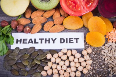 Doğal potasyum, K vitamini, mineraller ve beslenme lifleri içeren besleyici içerikli sağlıklı diyet.