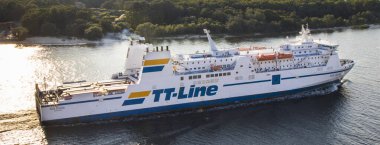 Swinoujscie, Batı Pomeranian - 13 Temmuz 2022: Swinoujscie 'deki deniz fenerinden Nils Dacke feribotuyla Swinoujscie limanından ayrılıp İsveç' teki Trelleborg 'a yelken açmak. Yolcuları ve arabaları taşı