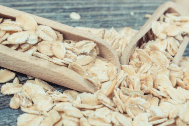 Bir yığın çavdar gevreği ya da içinde beslenme lifleri ve doğal mineraller bulunan yulaf kepeği. Besleyici yiyecekler.