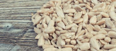 Doğal vitamin ve mineral kaynağı olarak taze ve sağlıklı ayçiçeği yığını. Besleyici yiyecekler.