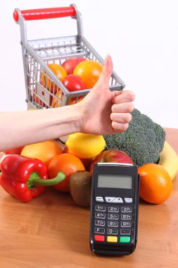 Ödeme terminal, inanç oyun kağıdı okuyucu ve taze meyve ve sebze plastik alışveriş arabaları, alışveriş için ödeme Nakitsiz kavramı Finans