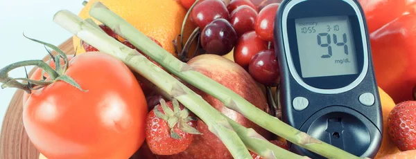 Glukometre Şeker Seviyesi Taze Olgun Meyve Sebzelerle Ölçülür Sağlıklı Mineraller — Stok fotoğraf