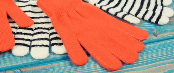 Красные Полосатые Женские Перчатки Осени Зимы Концепция Теплой Одежды — стоковое фото