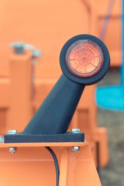 Kamyon, traktör ya da diğer endüstriyel ya da tarımsal makinelerin uyarı ışığı. Taşımacılıkta güvenlik. Teknoloji