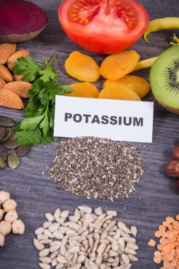 Doğal mineraller, potasyum ve K vitamini içeren besleyici sağlıklı yiyecekler.