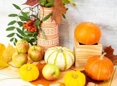 Masada meyve ve sebzelerle Şükran Günü. Sonbahar hasadı, bolluk zamanında. Mevsimler için tebrikler.