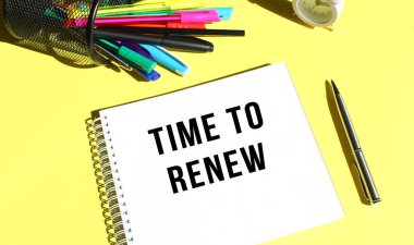 Kırtasiyeyle yenilemek için mesaj zamanı ile not et. Sarı arkaplan rengi. İş konsepti.