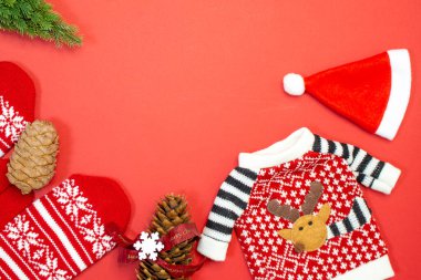 Noel kompozisyonu. Noel ve Yeni Yıl. Çeşitli Noel sembollerinin yerleşimi. Tatil kavramı.