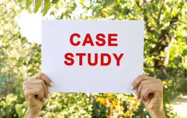 Kadın eli, başınızın üzerinde beyaz bir kağıt tutuyordu. Kâğıtta 