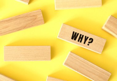 Neden sarı arkaplandaki tahta bloklara yazı yazıldığını. İş konsepti