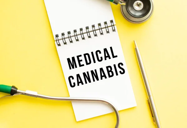 Medical Cannabis Jest Zapisany Notatniku Kolorowym Stole Obok Pióra Stetoskopu Obrazek Stockowy