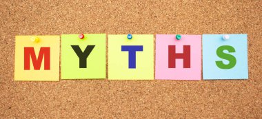 Tahtaya yapıştırılmış harflerle renklendirilmiş notlar. Kelimeler MYTHS. Çalışma alanı.