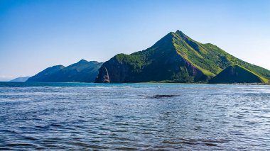 Sessiz Körfez 'deki Bold Peak. Sakhalin, Rusya. Okhotsk Denizi, Pasifik Okyanusu