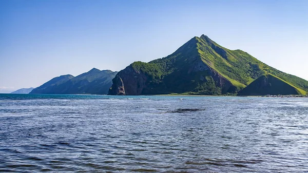 Sessiz Körfez 'deki Bold Peak. Sakhalin, Rusya. Okhotsk Denizi, Pasifik Okyanusu