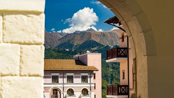 Soči, Krasnaya Polyana, Rusko - září 2021: horský vzduch 960m na pozadí pohoří — Stock fotografie