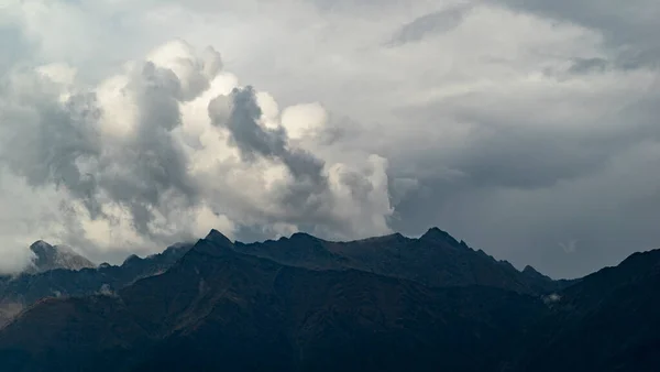 Yoğun bulutlardaki dağ zirveleri manzarası. Sochi, Krasnaya Polyana