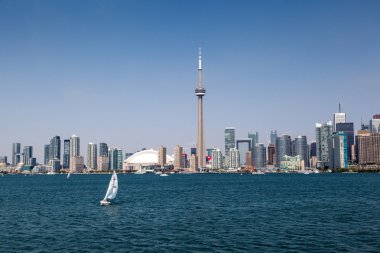 Toronto manzarası açık mavi gökyüzü altında