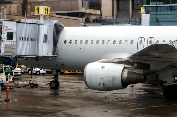 Самолет у ворот аэропорта — стоковое фото