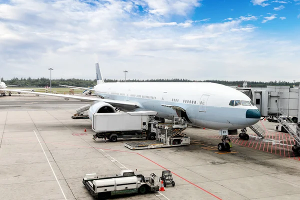 Airplane Being Serviced at the Gate of an International Airport — Stock Photo, Image