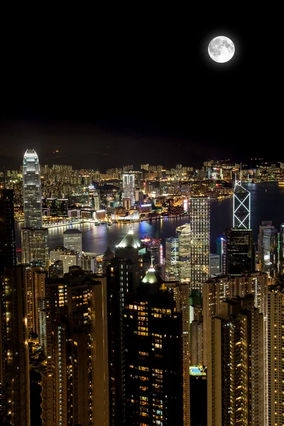 Luna sopra Victoria Harbor di notte, Hong Kong — Foto Stock