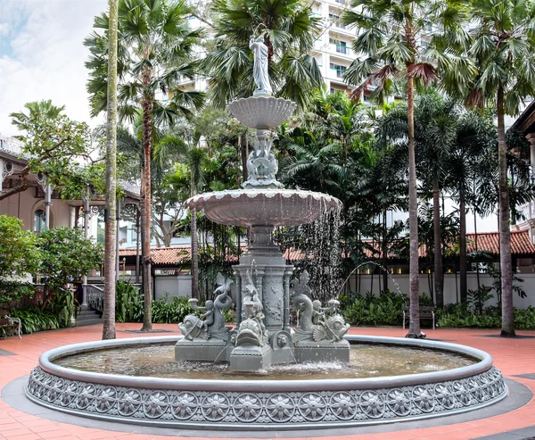 ラッフルズ ホテル シンガポールに中庭鋳鉄の噴水 — ストック写真