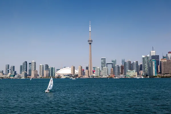 Toronto skyline onder een heldere blauwe hemel — Stockfoto