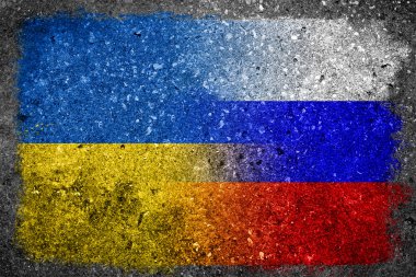 samengevoegde Russische en Oekraïense vlaggen geschilderd op betonnen wand