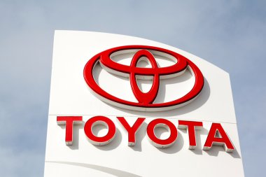 Dışarıda bir araba Bayilik Toyota amblemi