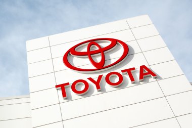 Dışarıda bir araba Bayilik Toyota amblemi