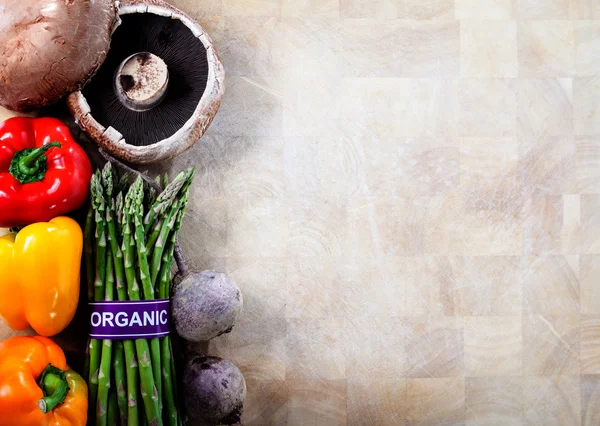 切削ボードの背景に有機野菜 — ストック写真