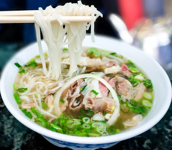 Soupe vietnamienne traditionnelle aux nouilles Pho Beef — Photo