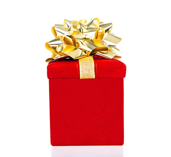 Scatola regalo rossa isolata su sfondo bianco — Foto Stock