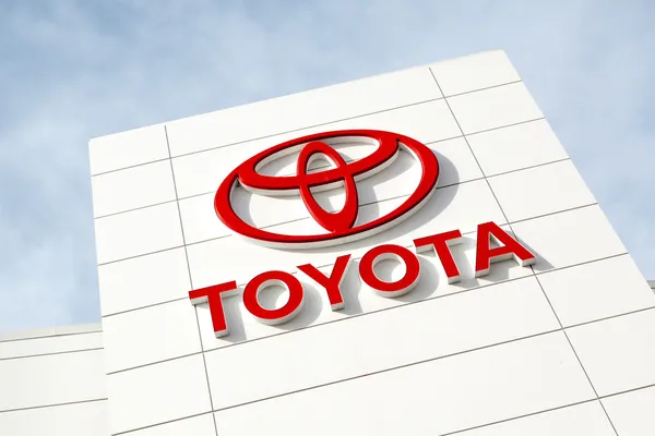 Toyota Emblema Fuera de un concesionario de automóviles — Foto de Stock