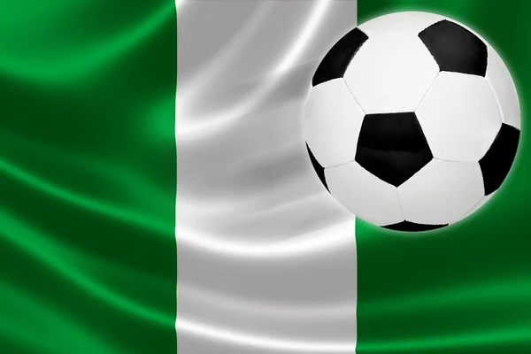 Bola de futebol salta para fora da bandeira da Nigéria — Fotografia de Stock