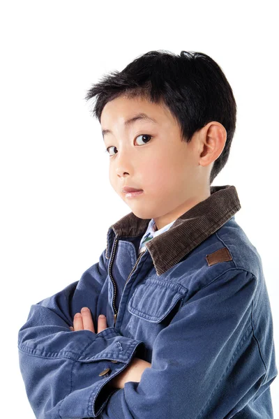 Азиатский мальчик в синем пиджаке позирует — стоковое фото